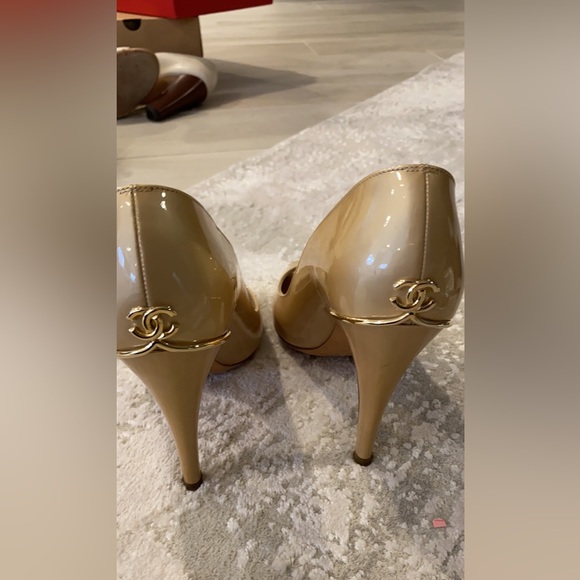 Chanel patent leather cc heel with Chanel logo on back. size 38 1/2 - Picture 5 of 6